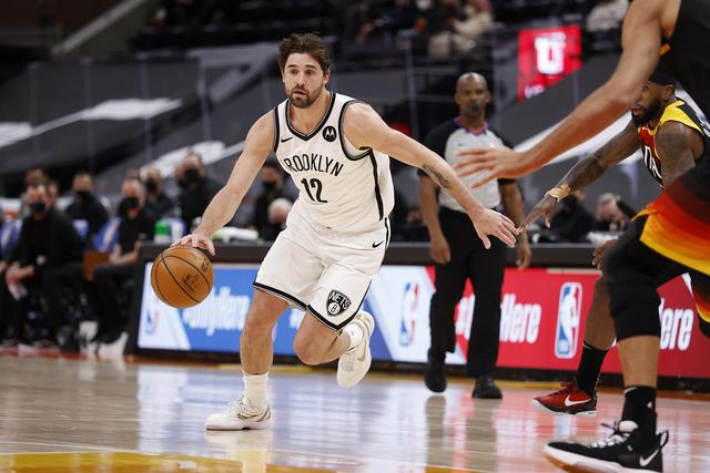 媒体人：新疆球员刘懿霆在体测中膝盖受伤